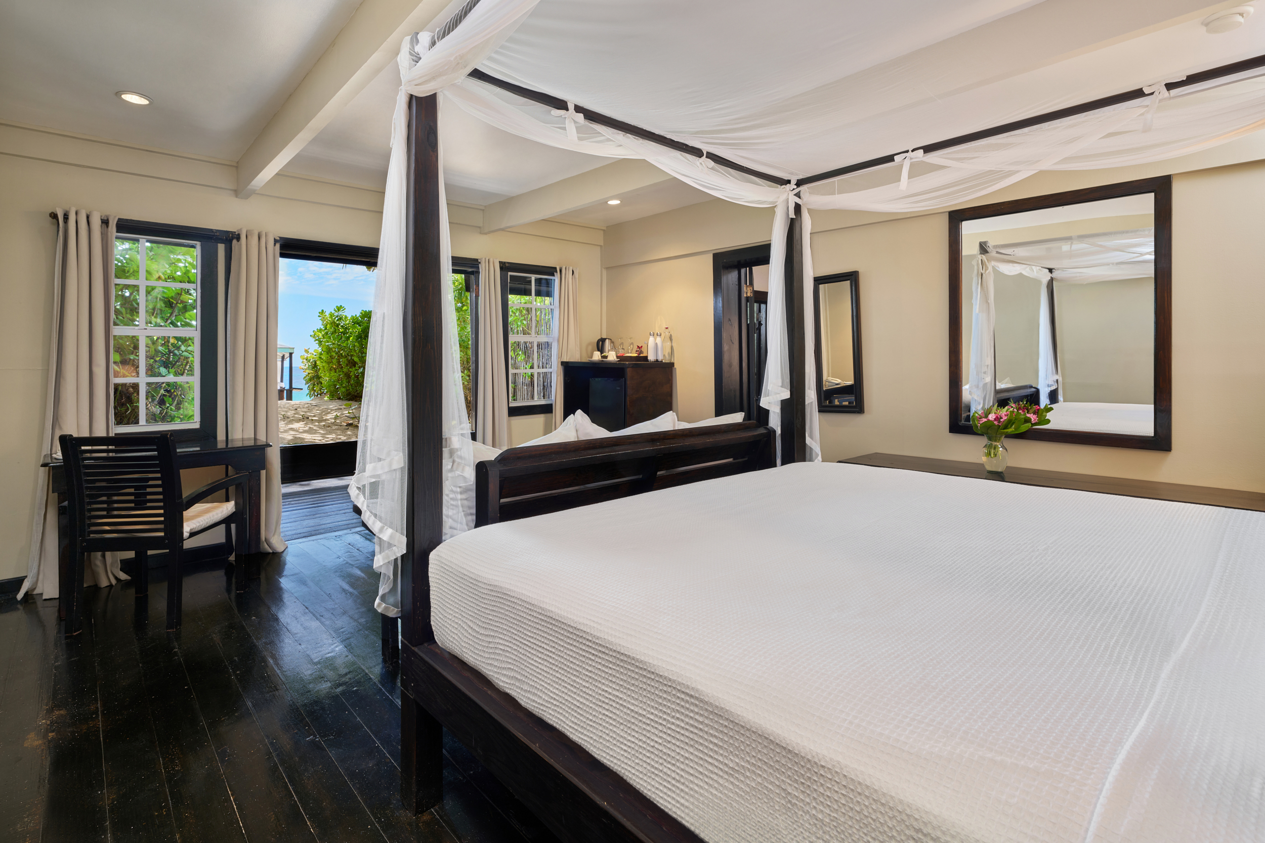 02-Keyonna-Beach-Sunset-Beachfront-Room-Bedroom
