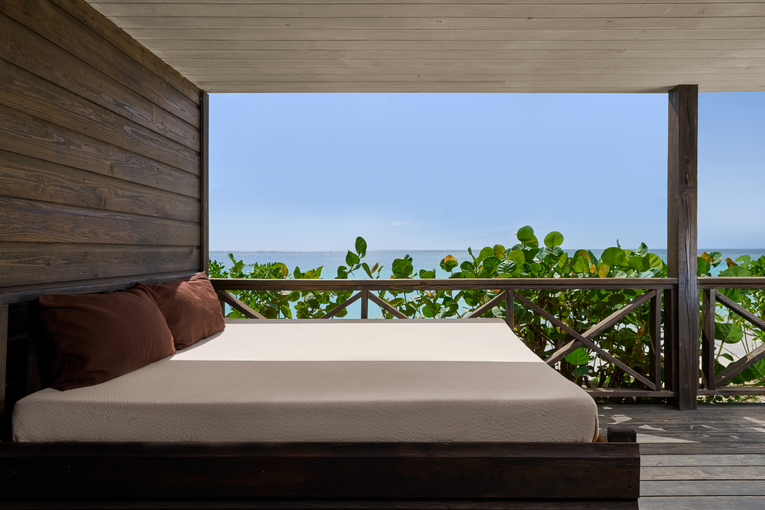 04-Keyonna-Beach-Premium-Sunset-Beachfront-Room-Bedroom