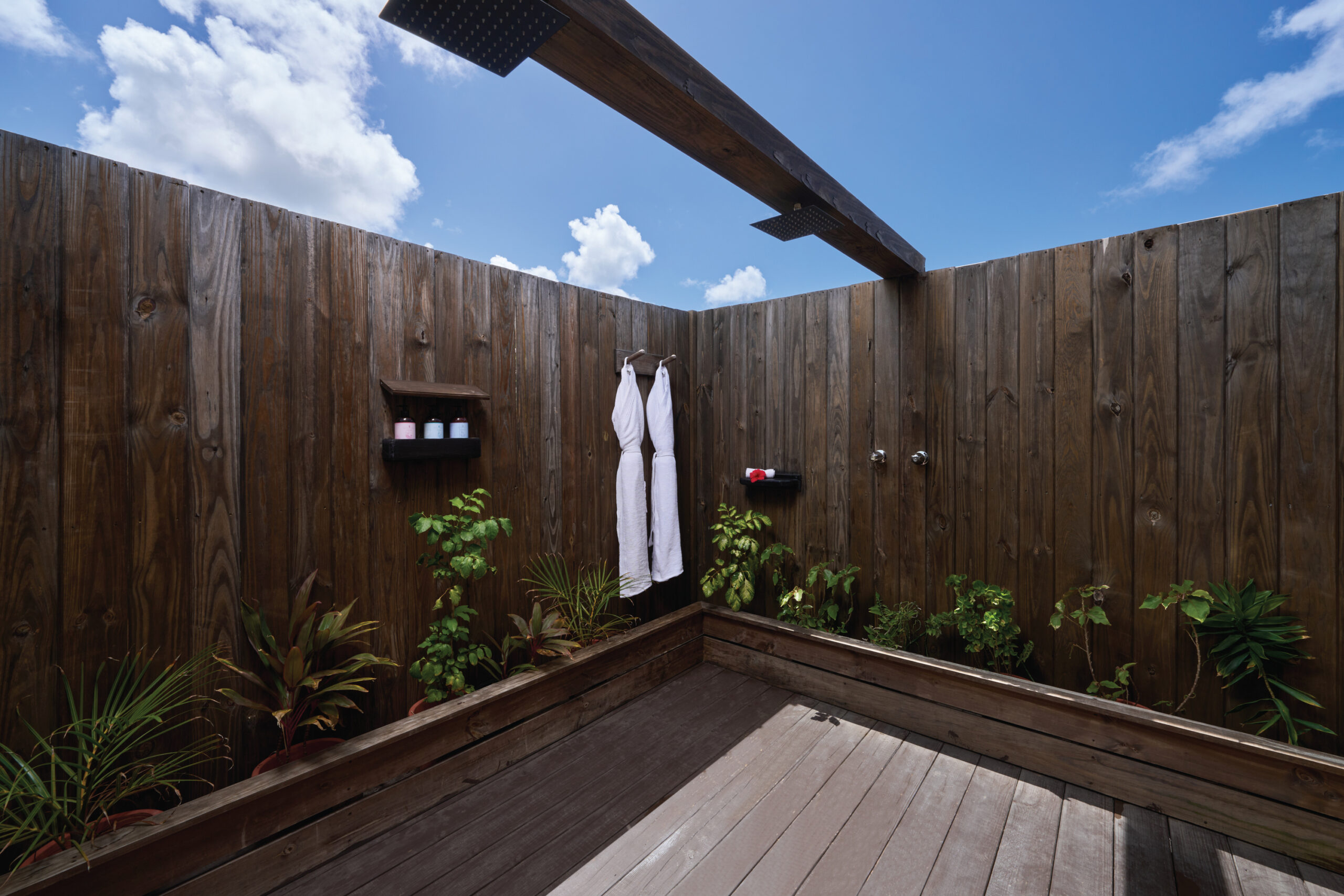 05-Keyonna-Beach-Beachfront-Pool-Sanctuary-Shower-LowRes
