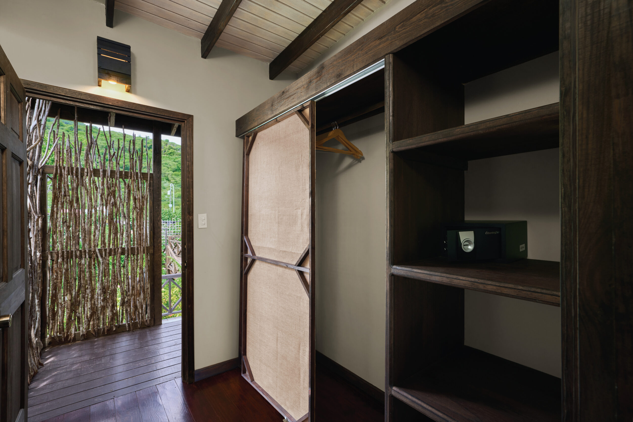 09-Keyonna-Beach-Beachfront-Sanctuary-Entrance-Signature-LowRes