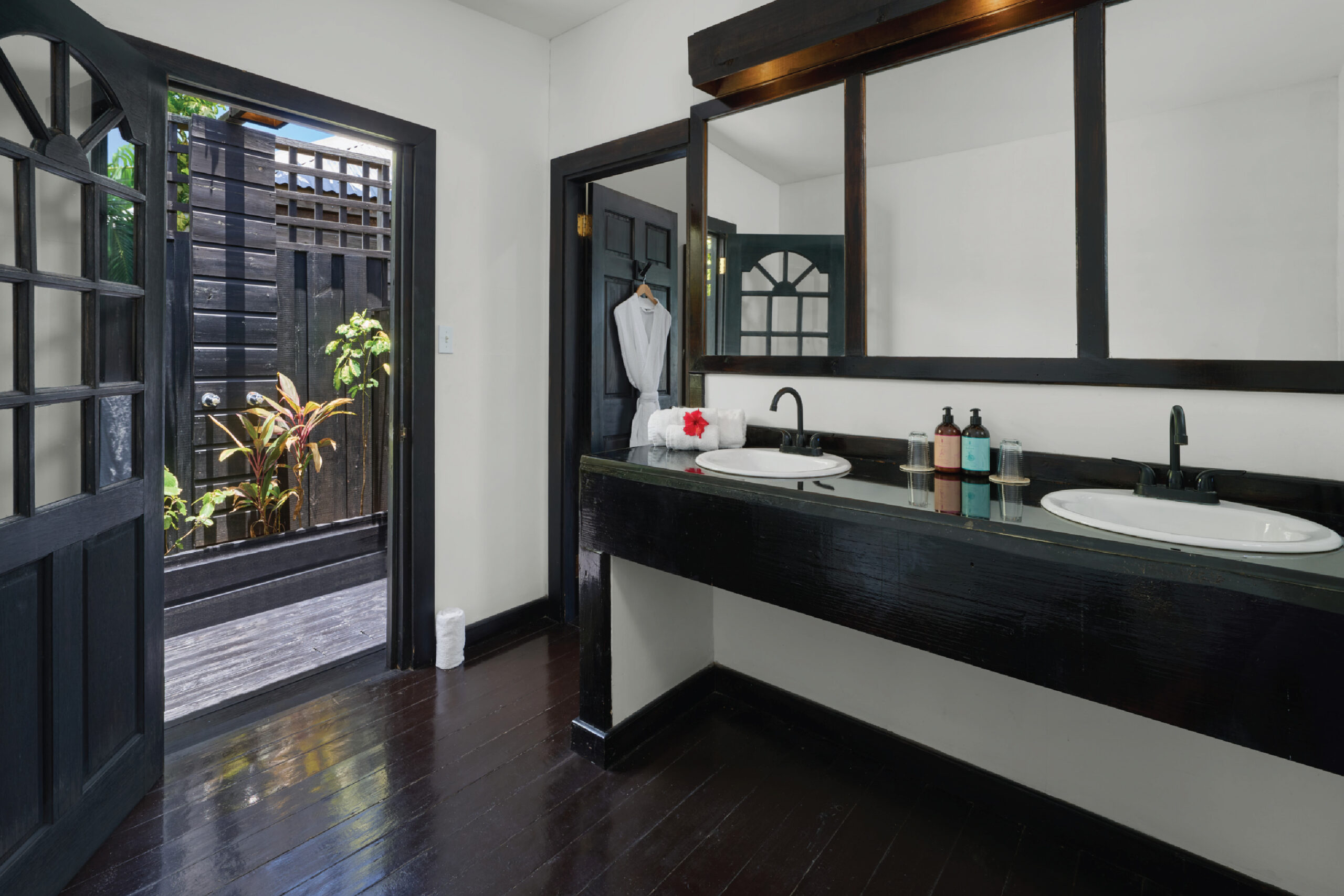 09-Keyonna-Beach-Plunge-Pool-Cottage-Bathroom-Low-Res